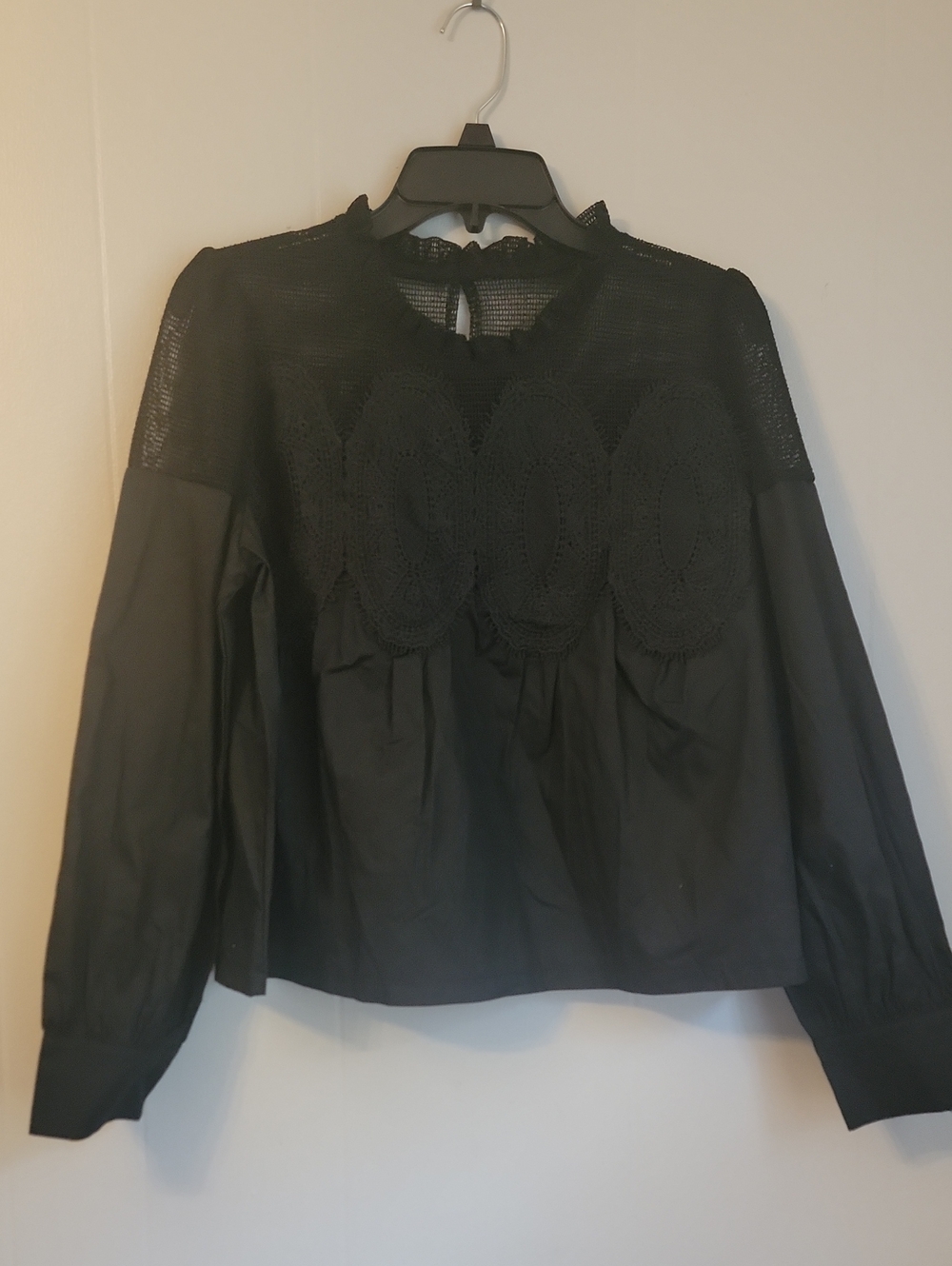 Black Lace Accent Long-Sleeve Women’s Top Sz.M